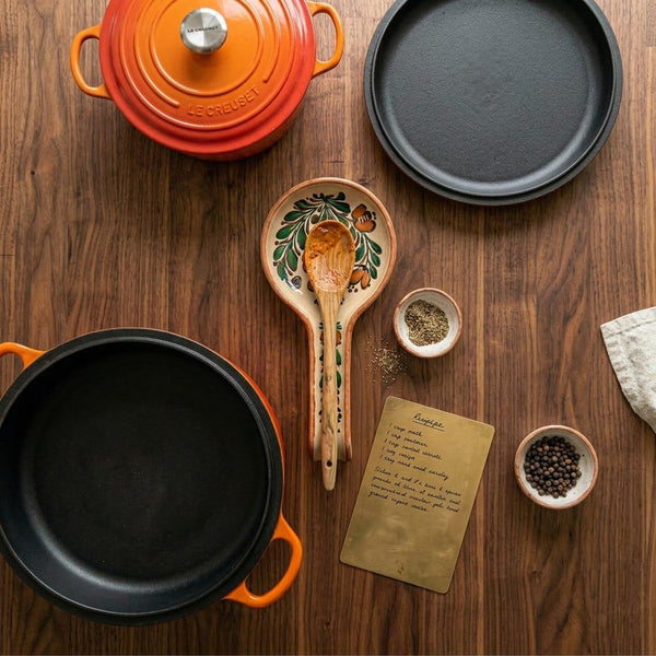 Suport Ceramic Pictat Manual pentru Lingură de Bucătărie – Decor Floral Tradițional - Detaliu 3