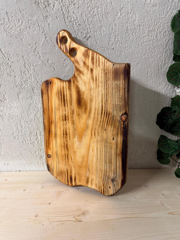 Tocător Rustic Live Edge din Lemn Masiv Tratat Termic – Platou Charcuterie - Detaliu 3