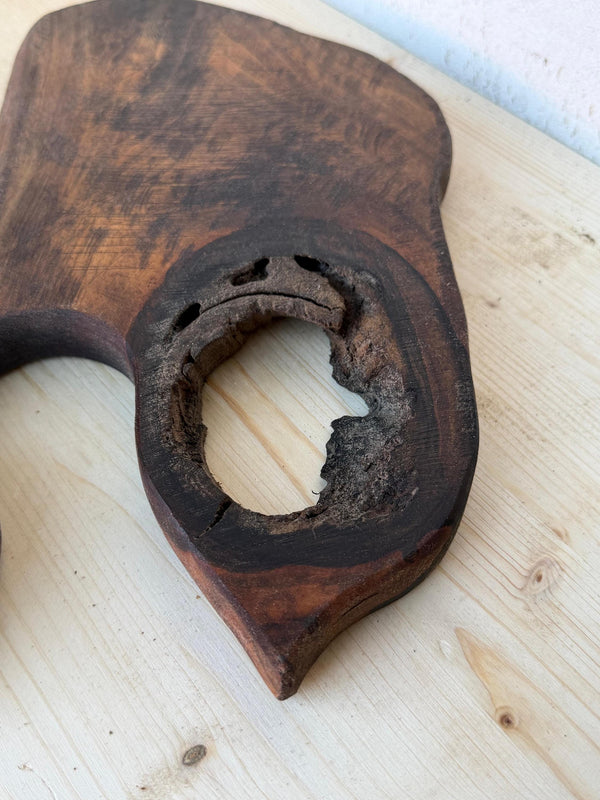 Tocător Rustic din Nuc Închis cu Mâner Integrat din Nod Natural - Detaliu 2