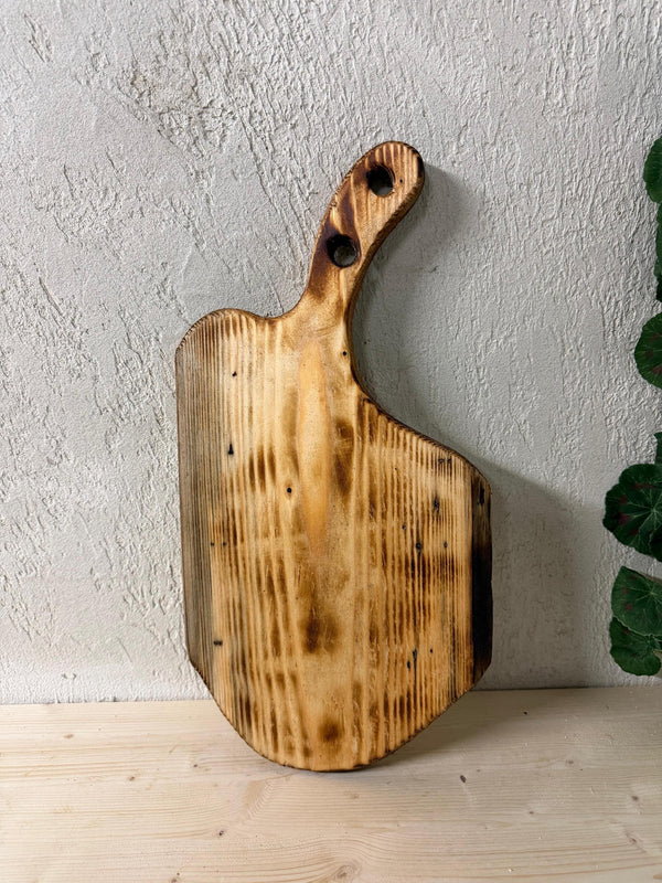Tocător Rustic Live Edge din Lemn Masiv Tratat Termic – Platou Charcuterie - Detaliu 5