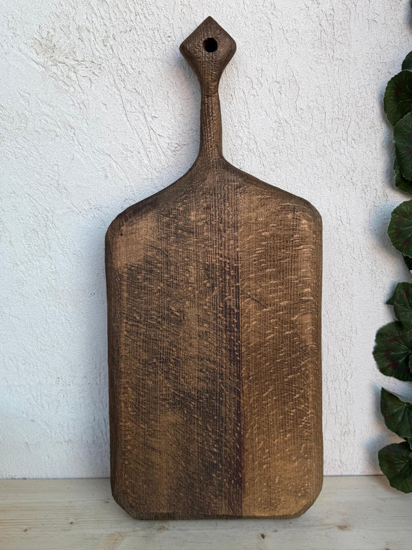 Tocător Medieval Rustic din Stejar Învechit – Mâner Diamond & Decor Tavernă