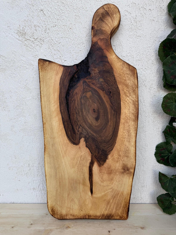 Tocător Nuc Masiv Live Edge cu Mâner Ergonomic și Dublă Scoarță Naturală