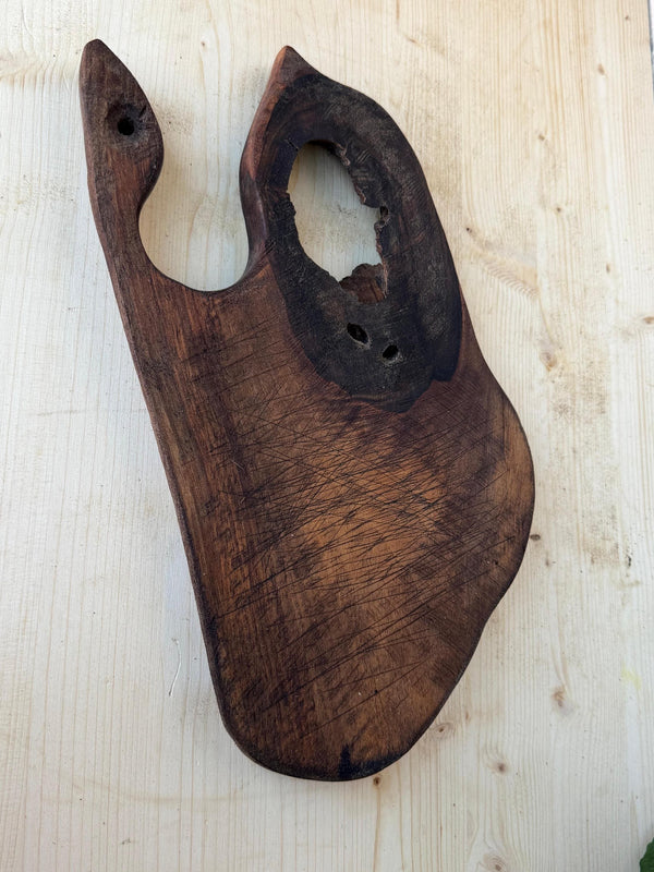 Tocător Rustic din Nuc Închis cu Mâner Integrat din Nod Natural - Detaliu 3