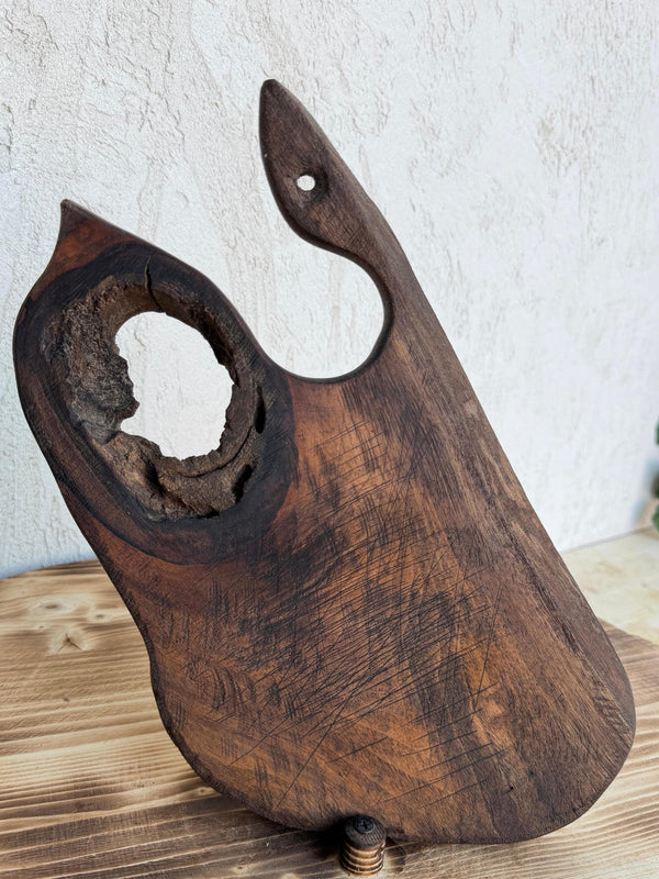 Tocător Rustic din Nuc Închis cu Mâner Integrat din Nod Natural