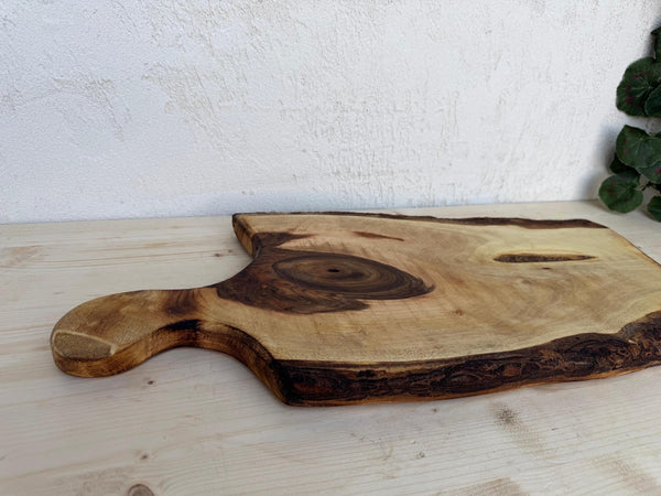 Tocător Nuc Masiv Live Edge cu Mâner Ergonomic și Dublă Scoarță Naturală - Detaliu 3