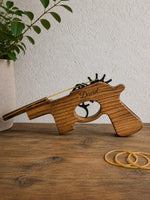 Pistol de Jucărie din Lemn cu Elastice – Personalizabil prin Gravură Nume - Detaliu 3