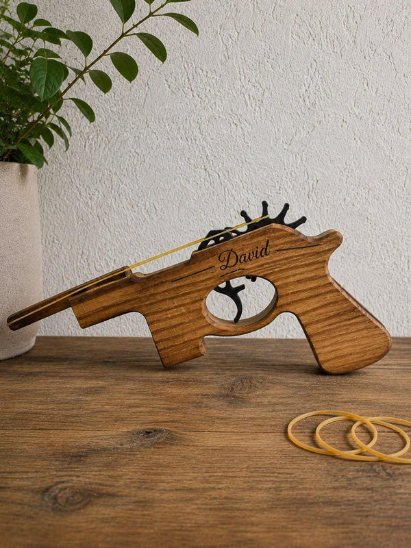 Pistol de Jucărie din Lemn cu Elastice – Personalizabil prin Gravură Nume - Detaliu 3