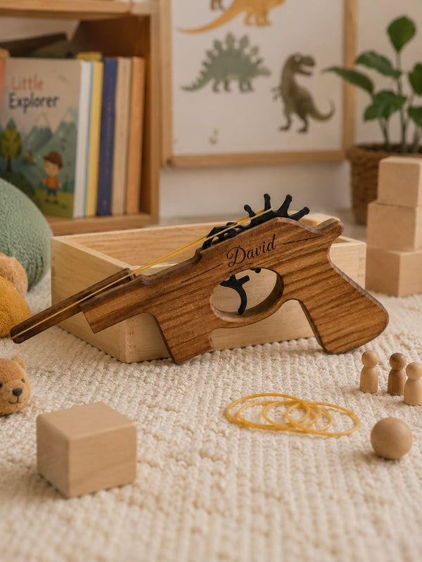 Pistol de Jucărie din Lemn cu Elastice – Personalizabil prin Gravură Nume - Detaliu 5